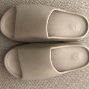 Yeezy slides Authentic